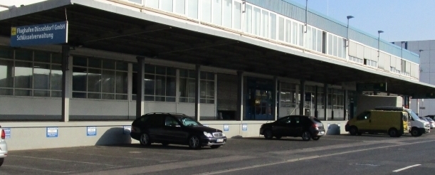 Ein Gebäude am Flughafen in Düsseldorf. 