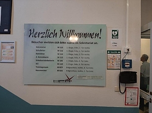 Orientierung im Schulgebäude Hinweisschild zur Orientierung im Schulgebäude