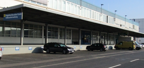 Ein Gebäude am Flughafen in Düsseldorf. 