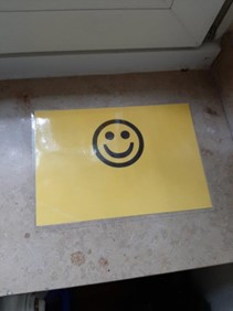 GBP7 Smiley auf gelben Blatt Papier