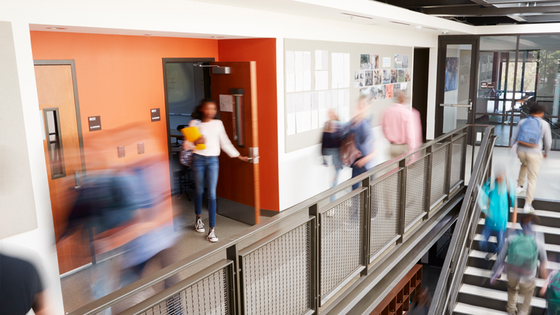 Ein hektisch wirkendes Treppenhaus in einer Schule