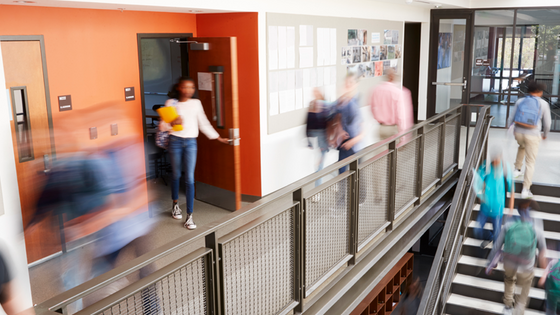 Ein hektischer Schulalltag im Treppenhaus einer Schule